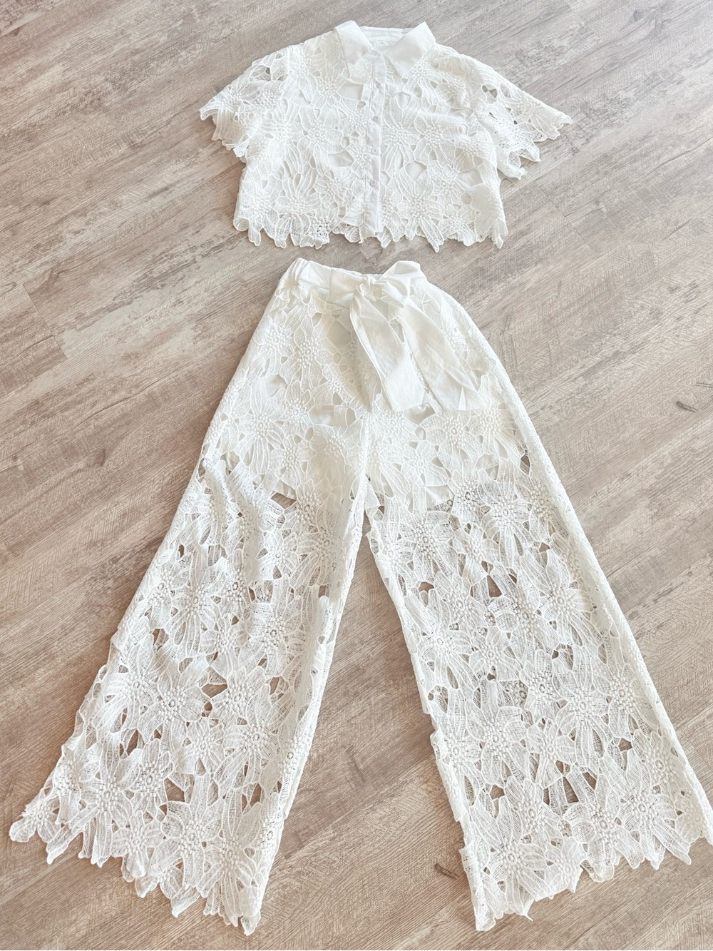 Designer Inspired White Floral Cutout 2pc Set with Wide Leg Pants and Top NEW - Picture 3 of 11